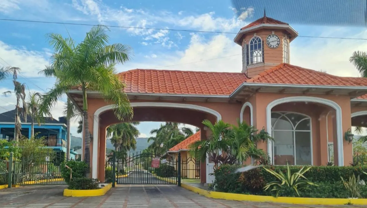 Tropical Paradise Retreat In St Ann'S Priory 別荘